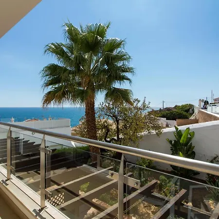 Cliff-top Townhouse With Stunning Ocean Views *