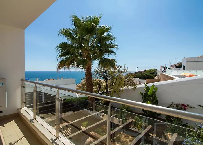 Cliff-top Townhouse With Stunning Ocean Views *